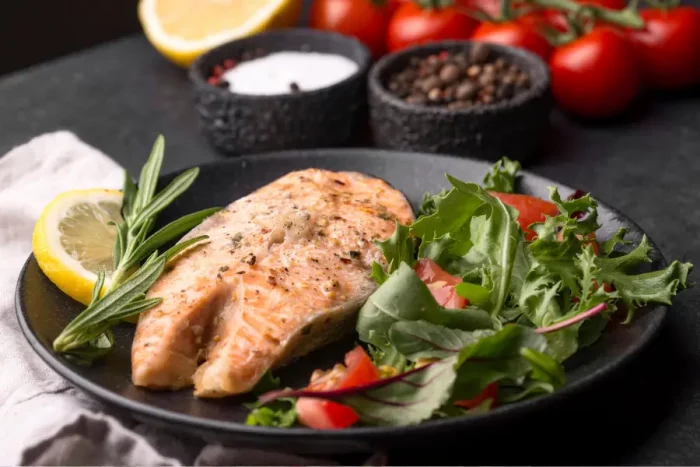 Frischer Lachs mit mediterranem Salat