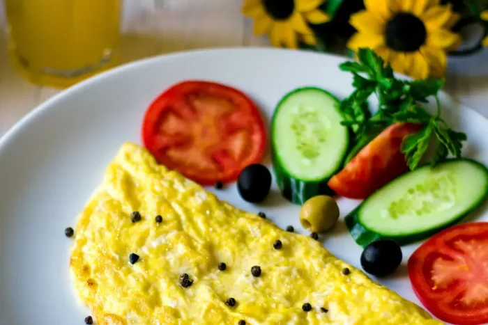 Leichtes Eier-Omelette mit Gurken und Tomaten